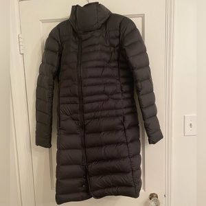 North Face women’s puffer coat - size Medium